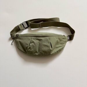 Athleta Excursion Belt Bag in Moss Green – Pleated Crescent Moon Sling